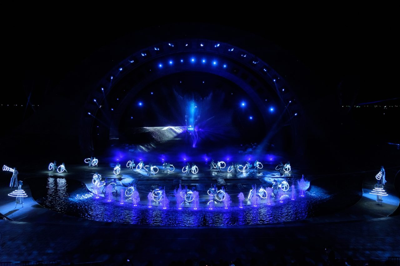 푸른 조명의 수상 공연